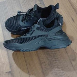 Women's size 5 Steve Madden NY90 shoes